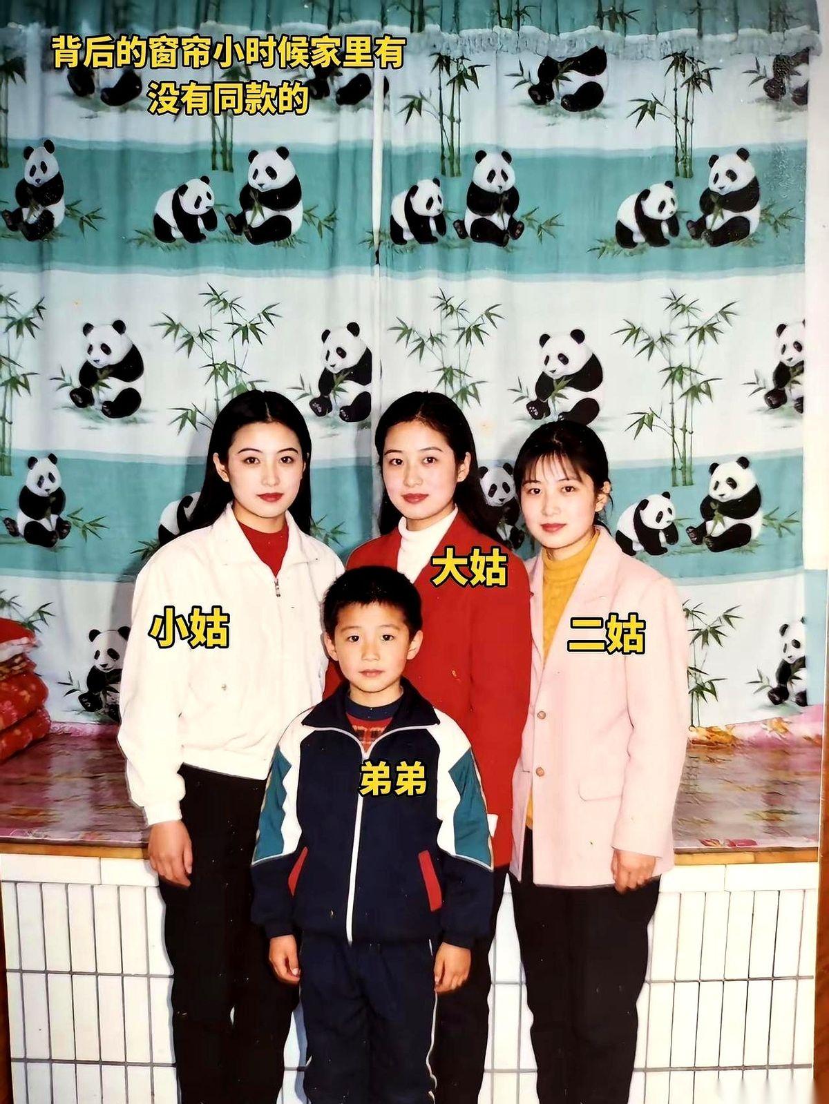 刷到这张照片，愣了三秒。1999年，三个姑娘。风华正茂，眼睛里全是还没被生活