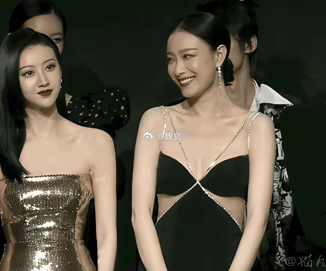 晚会名场面，一众明星闲聊，景甜伸手拽过倪妮，倪妮猝不及防踉跄扶腰面露痛苦，陈学冬急忙上前，不少网友觉