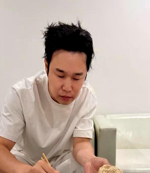拿命换钱，到底值不值？45岁的小沈阳，为了演唱会好看，硬把自己182的个子减
