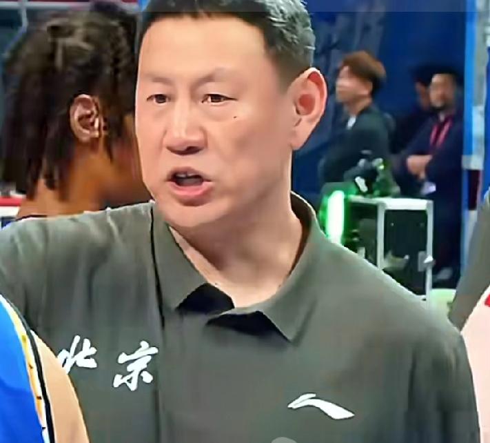 北京队新外援威廉姆斯看上去一脸“匪气”，其身体素质、强硬打法和目空一切的傲慢气质