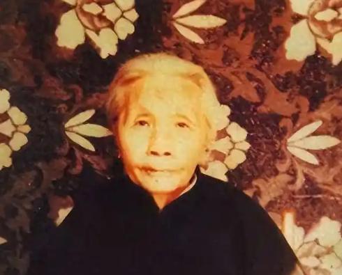 1992年，河北一位88岁的老奶奶临终前反复叮嘱孙子：我死后千万别急着下葬，好好