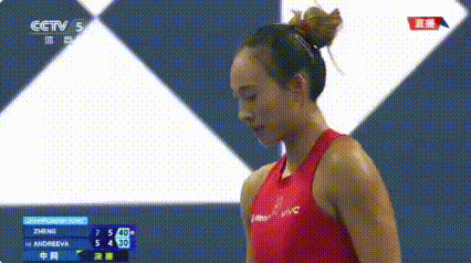 中网官方海报8个女单位置没放郑钦文的脸。四个月后，她把中网办了20年没人拿过的本土女单奖杯抱走了。外