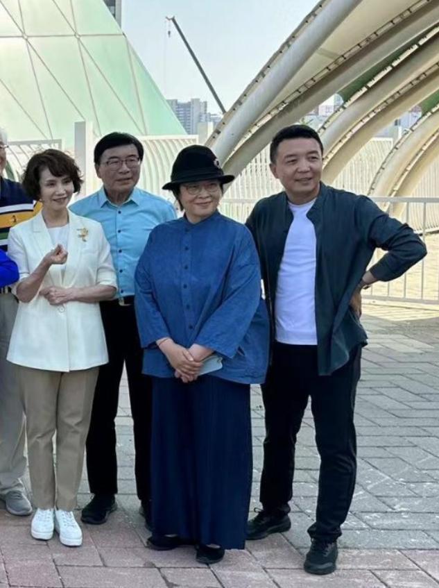 央视4位老牌主持人同框：我一眼就认出了卷发覆额、清雅秀丽的徐俐与稍显发福、文质彬