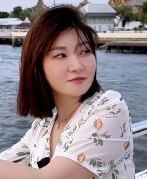 果然艺术来源于生活！电影还是拍保守了王暖暖的离婚案又开庭了。她坐在轮
