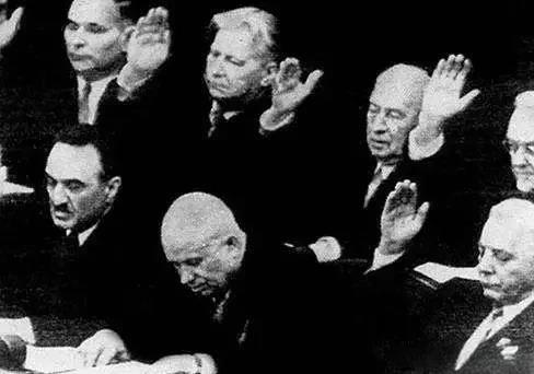 斯大林的悲惨下场：赫鲁晓夫将他从墓中拖出，扒光衣服简单埋葬1961年十月革命节