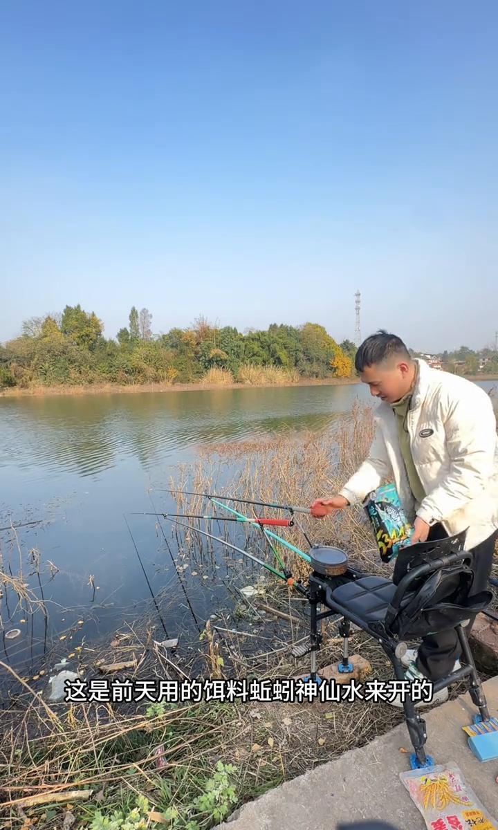 别再抱怨钓不到鱼了，可能是你的鱼食“素”了。老手把蚯蚓挂好钩，会再蘸一下身边的