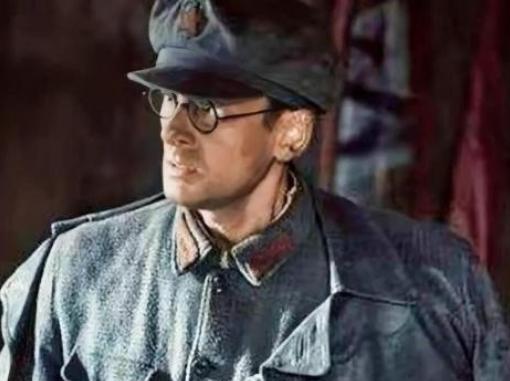 1937年，李德以不适应延安生活为由欲返苏联，毛主席劝他：“苏联正搞大清洗，此