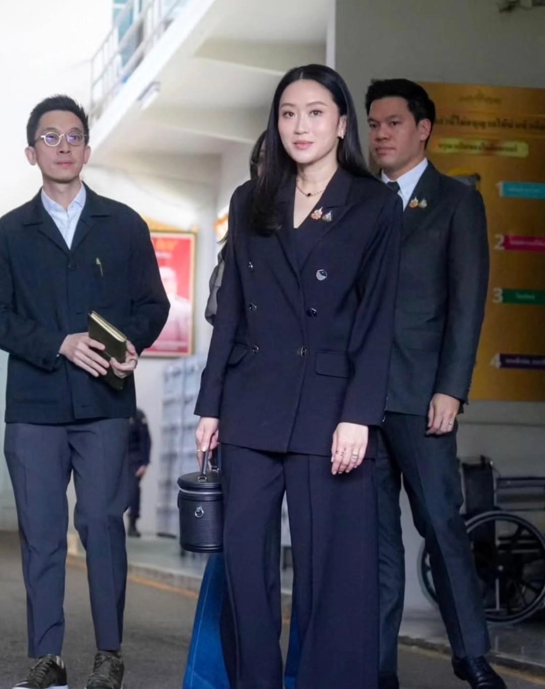 佩通坦去看望爸爸……看她脚上穿的鞋子很抢镜，咋还带个“舌头”呢？这次看她留着披