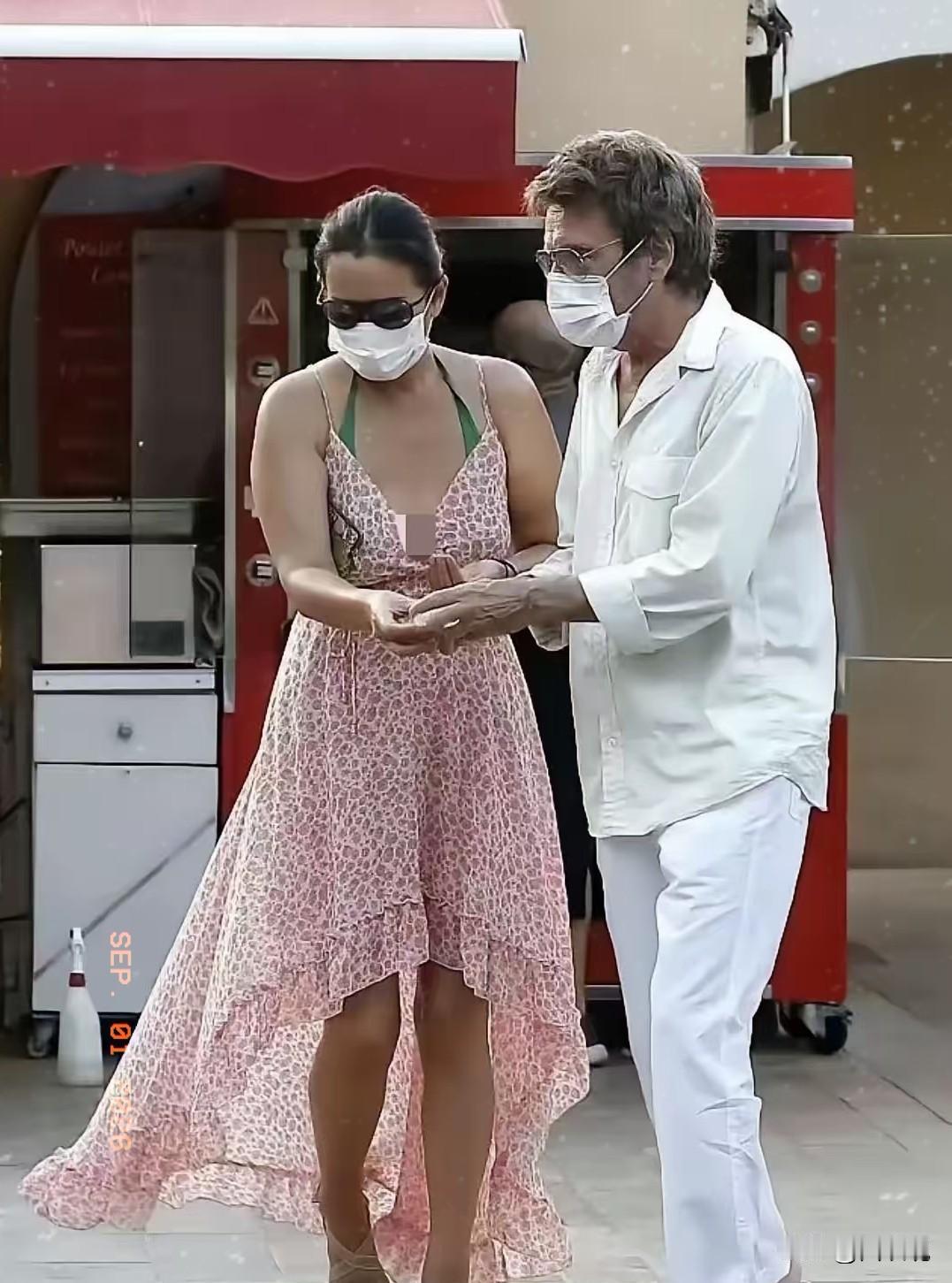 巩俐，这个女人越来越无法理解了。她在国外，和老公逛街被拍，感觉又苍老又憔悴，6