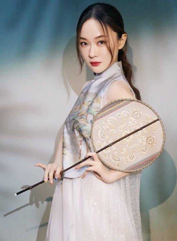 霍思燕瘦好多霍思燕一家四口机场现身，女儿都这么大了！重点是她瘦好多啊，之前那种