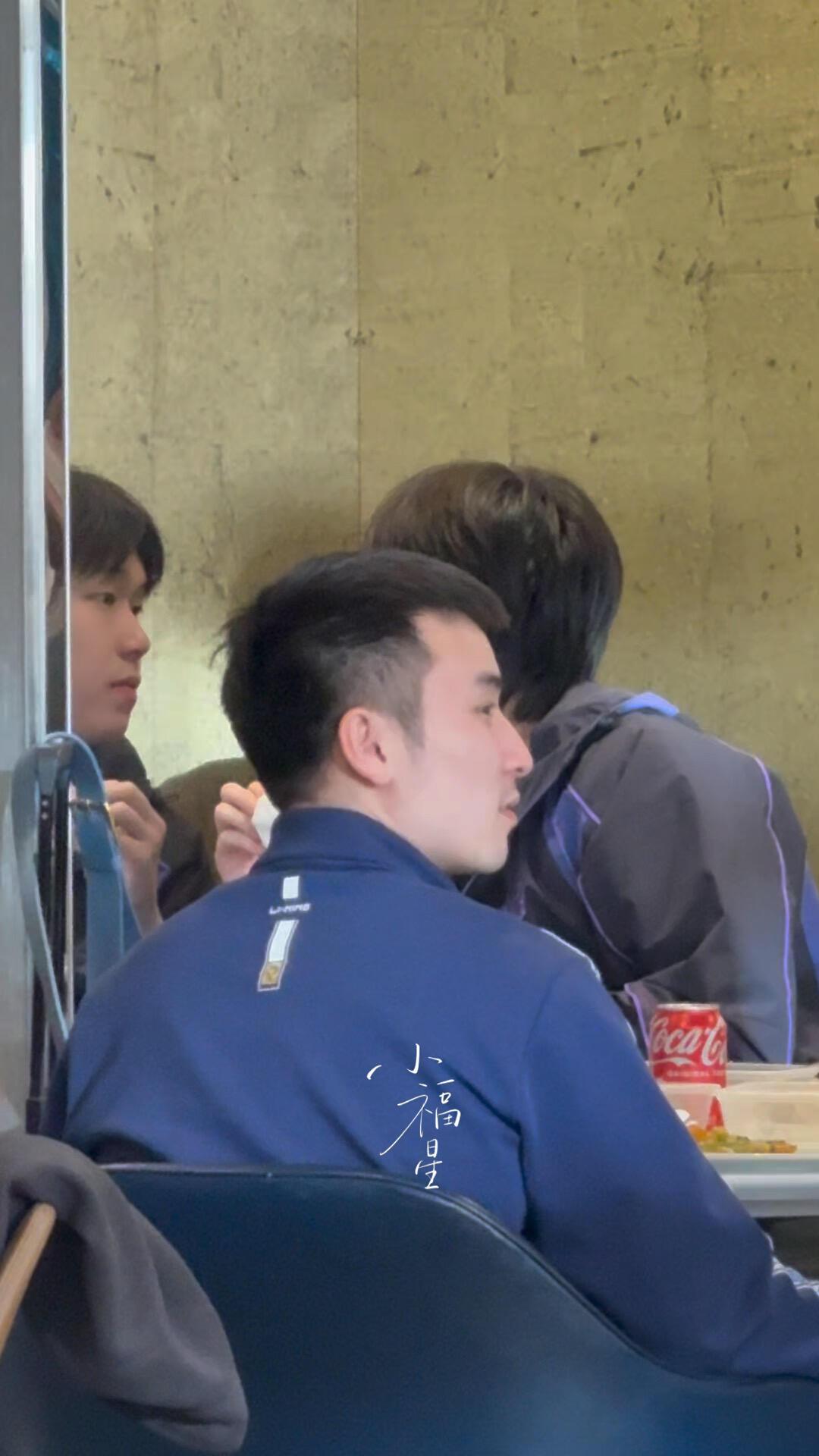 头哥回来和牛牛在一起吃饭，感觉更青春了，还挺注意形象，精致的头哥！楚钦和牛牛这