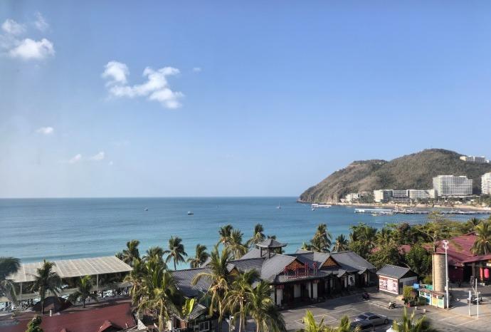 大东海、半山半岛、小东海，一路逛吃香草鸭，打卡海旅免税店和美丽之冠。海边拍照太看