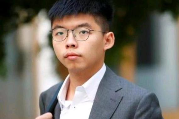 黄之锋后悔了！美媒曝出他盼轻判！香港高等法院的庭审现场，惩教人员把黄之锋带到