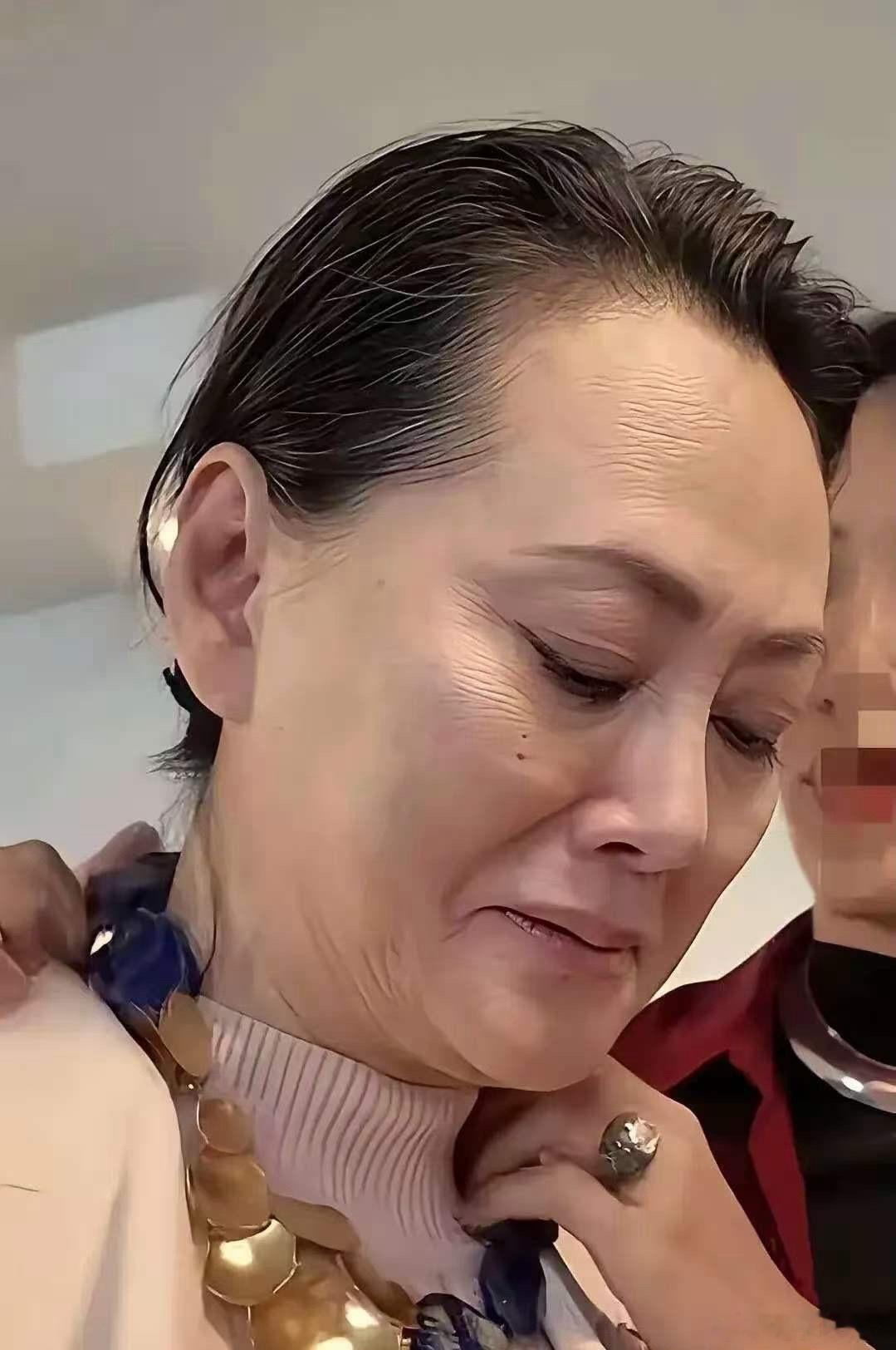 女神已经老了，满脸皱纹，老态龙钟，像一位老太太，再也不是年轻时候的模样了。