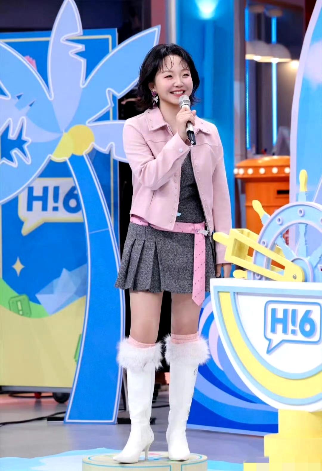 看到李嘉琦和李雪琴同框的瞬间，我真的被惊艳到了！她们俩瘦下来之后不仅线条更利