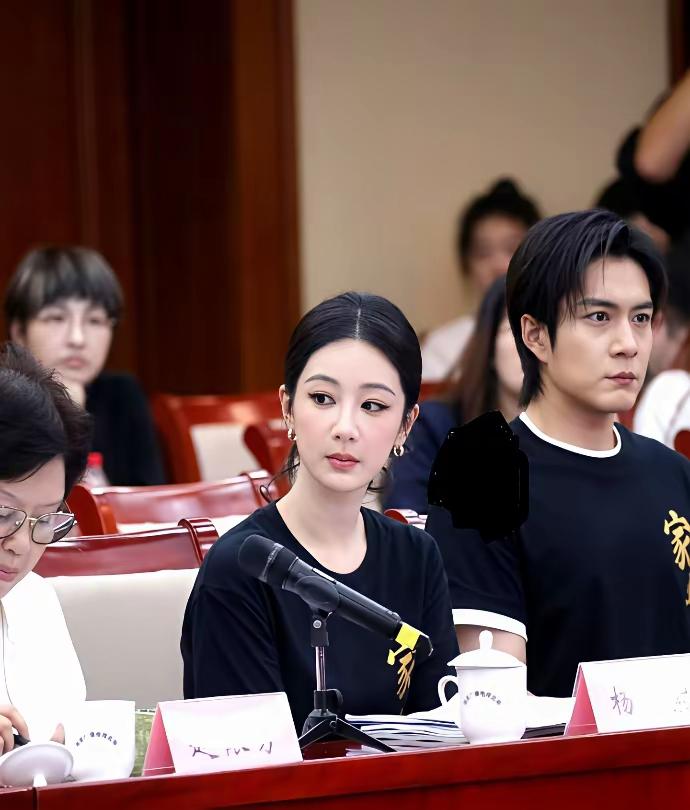 杨紫真的是越来越漂亮了，画着一个非常精致的妆容，再穿上简单朴素的黑T恤，扎一个低