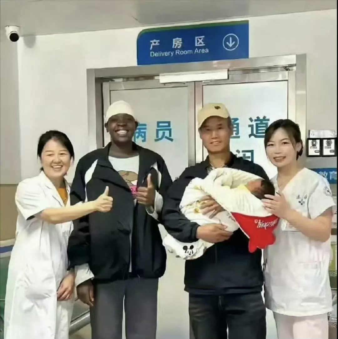 如此看来，黑人的基因也不是很强大，这次就生了个黄皮肤小孩。