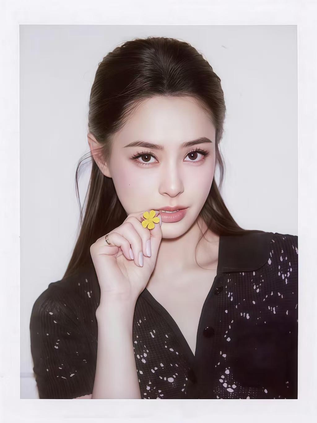 20年前vs现在，眉眼好直观。。。阿娇真的一点没变啊，依旧那么好看，一点看不出岁月的痕迹，眉眼很深邃