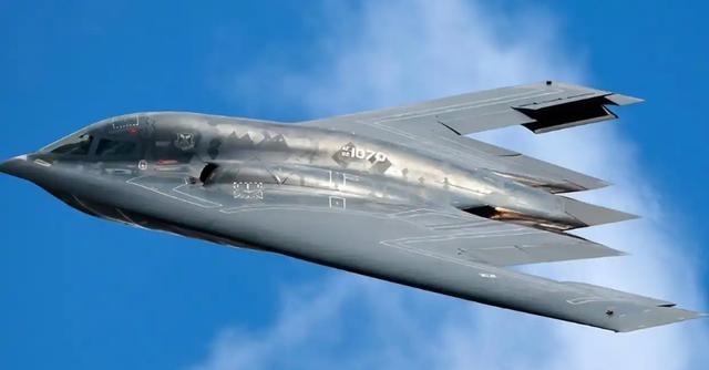 美国B-2隐身轰炸机有一个致命弱点！由于它舍弃了速度和机动性，通常以12000米