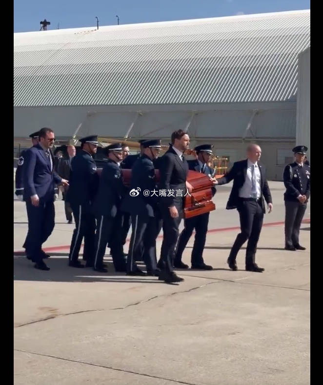 万斯动用空军二号护送查理柯克灵柩此时此刻，犹如“彼时彼刻”[大笑][哈哈