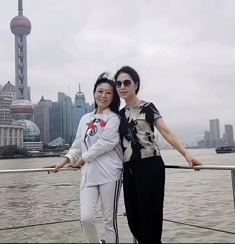 黄梅戏两大名角难得同框，谁才是你心中第一？黄梅戏五朵金花里，马兰和吴琼都是顶流