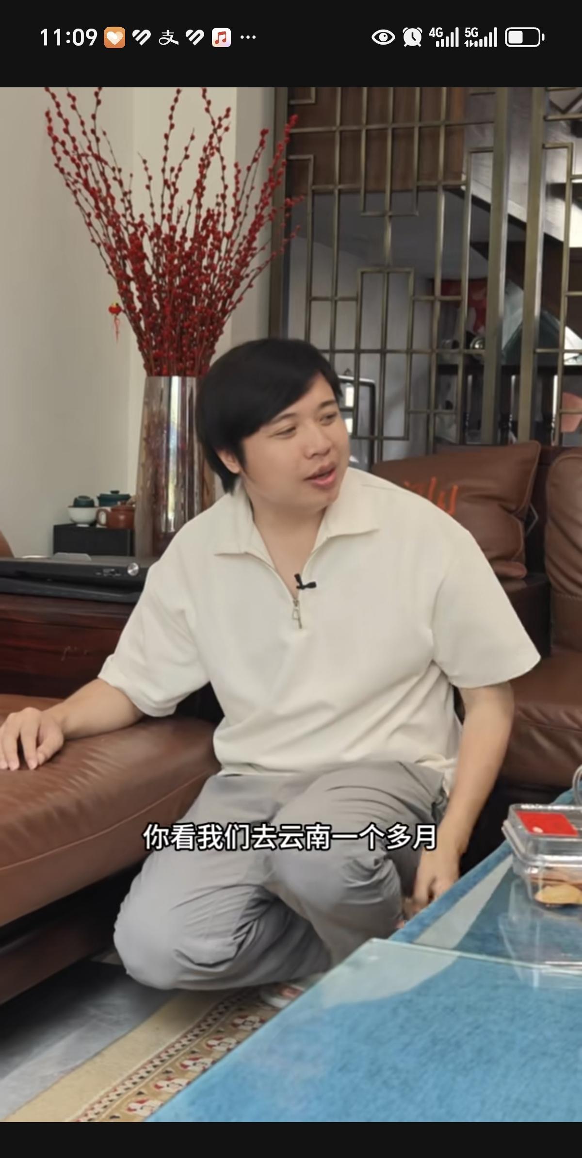 韦籁坐在沙发上，问他姐，有没有闻到一股尿骚味。他姐说没有啊。韦籁又问，老妈，