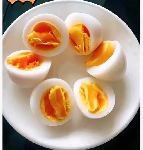 鸡蛋又成健康圈的“新宠”啦！最近有新研究发现，要是高血糖的朋友每天吃一个鸡蛋，坚