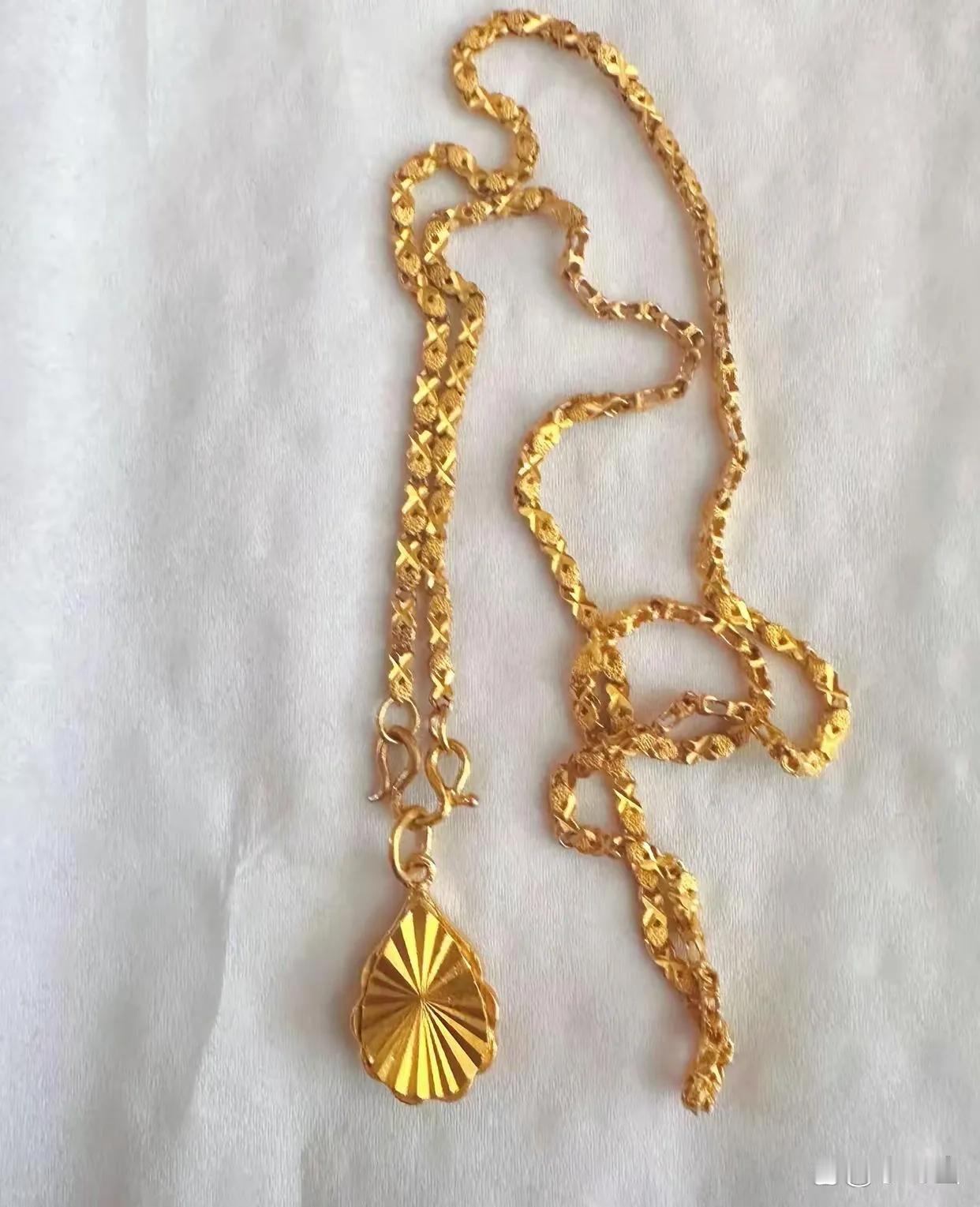 我奉劝大家，买黄金千万不要买一口价，我回家来一称才11克，买的时候一万五千多[流