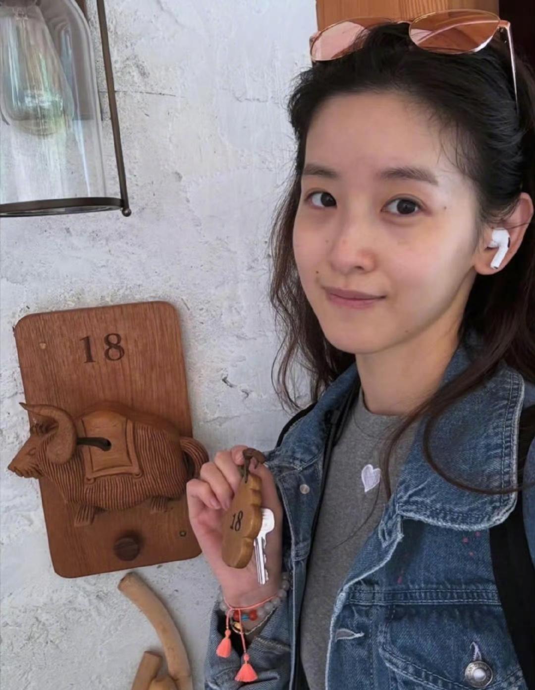 老公辛苦跑外卖，她却跑国外旅游。刘强东作为商业大佬，整日为公司事务忙得焦头烂额，