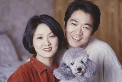 当年，张国立对妻子罗秀春说：我爱上了邓婕，<em>咱们离婚吧</em>，一切都归你！罗秀春说：<em>离婚</em>