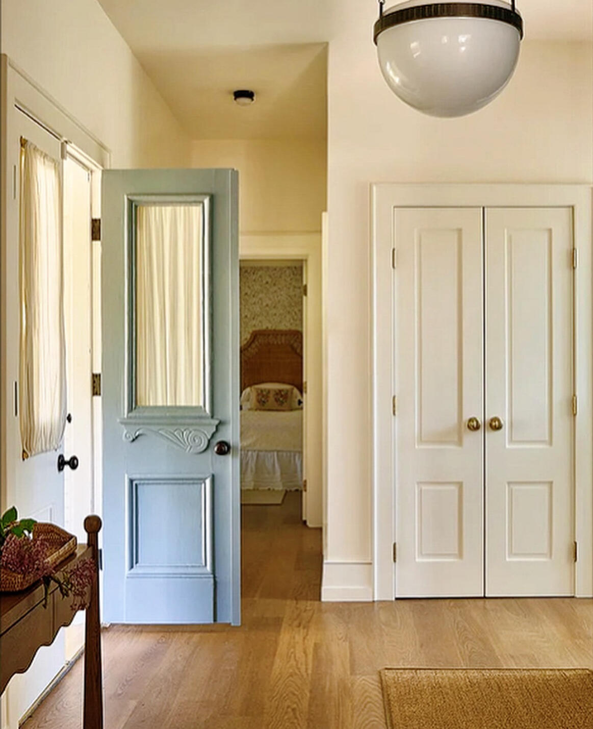 家居设计｜美式复古以低饱和暖色调为基底，搭配复古绿、焦糖棕等点缀色，呼应海滨的柔