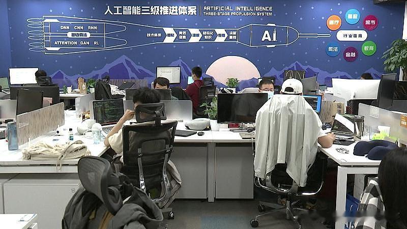 砸下千亿豪赌AI！小米押上当期利润，20亿硬件设备能否换来新时代船票AI浪