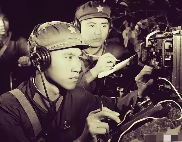 1982年的边境战场，我军一名通讯兵在搜查阵地时，意外发现了一具敌军尸体旁的奇特