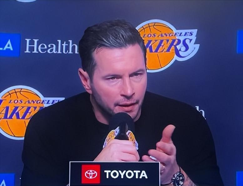 雷迪克是真的有病！第三节4分钟被打出17-1，雷迪克一个暂停都不叫，反倒是湖人