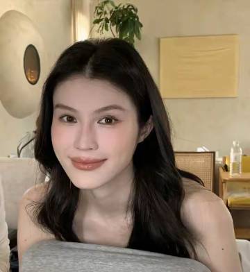 何穗阿那亚亲子度假随拍，穿搭简约时髦，陪伴孩子同时依旧保有独特个人风格