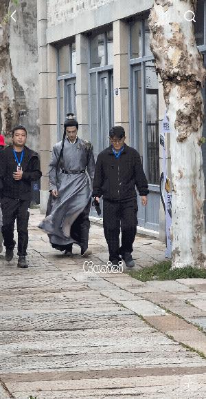 许凯又出来上厕所啦！也是服了，厕所和工作的地方离这么远，感觉要走个二里地，这样