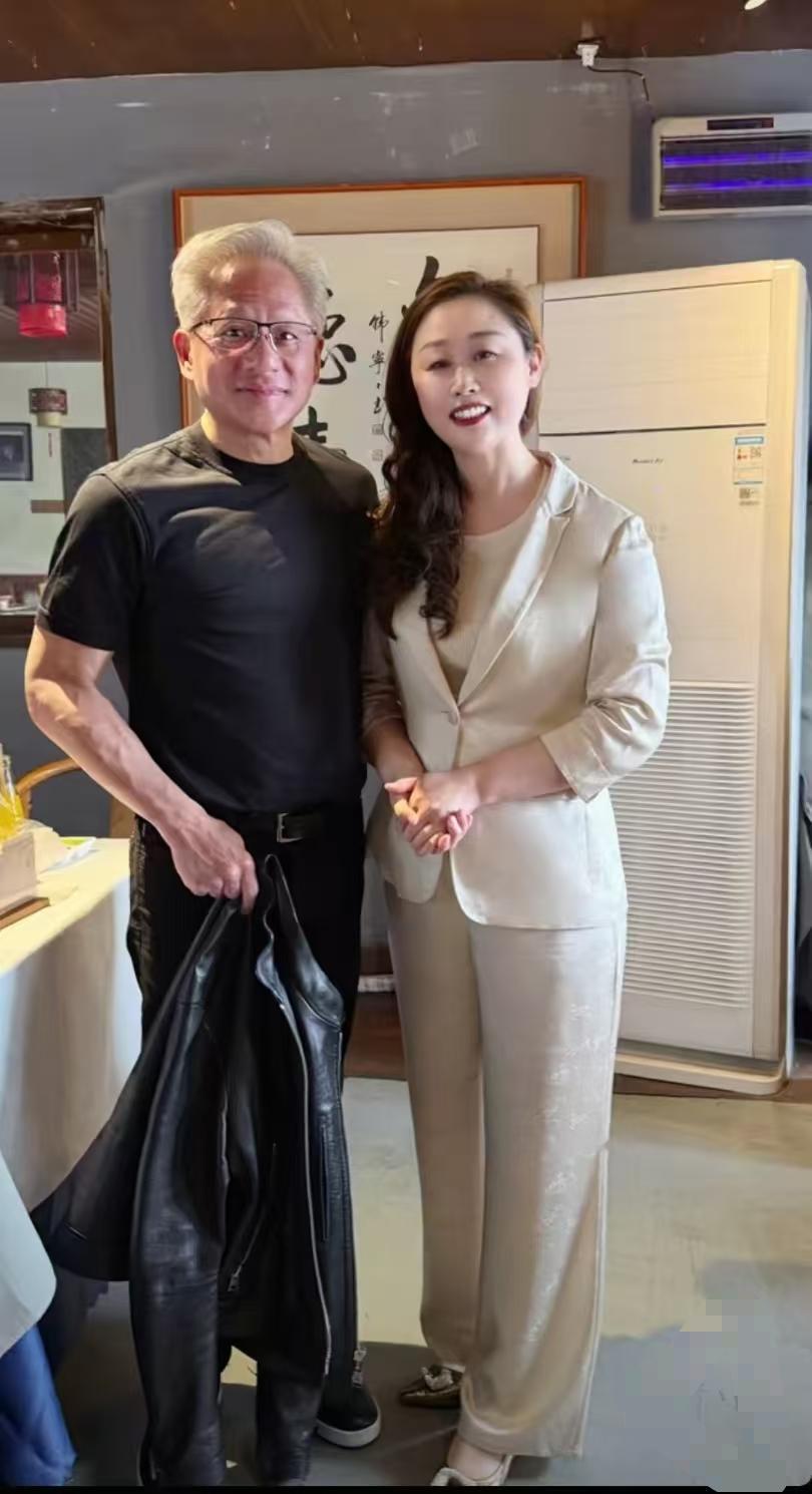 黄仁勋在北京庆云楼吃饭，老板娘的脑子真灵光，全程亲自服务黄仁勋用餐，最后顺理成章