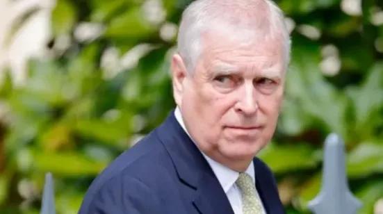 没想到封建王朝中皇亲贵族被贬为庶民的剧情今天仍在上演!王冠落地,一夜之间成了安德