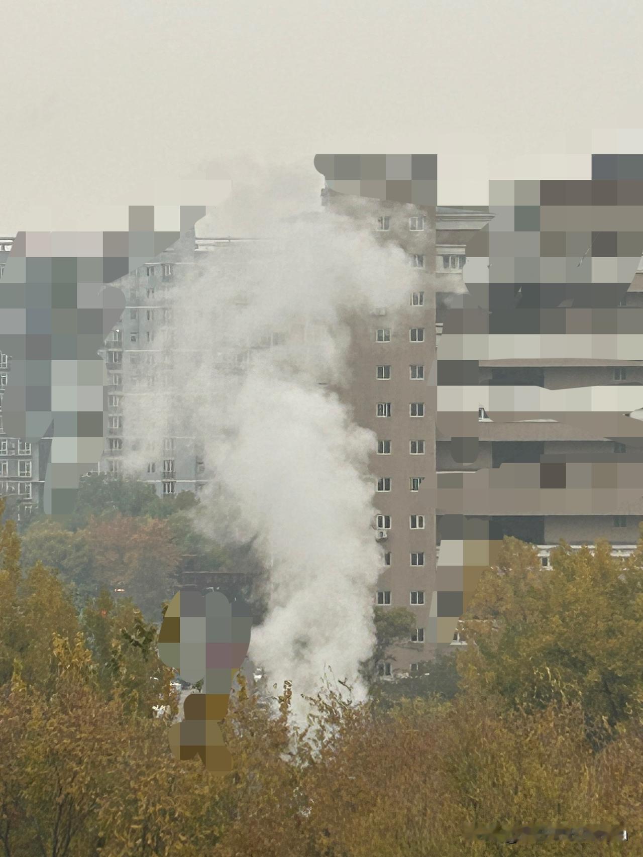 我家今天来暖气了北京今天雾霾+阴天，躺在被窝里看着阴阴的天气，感到很冷，真不