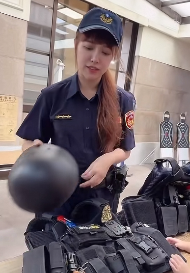 台湾省的美女警察给幼儿园小朋友讲警械知识，活动过程还是很轻松的。不过，台湾省女警