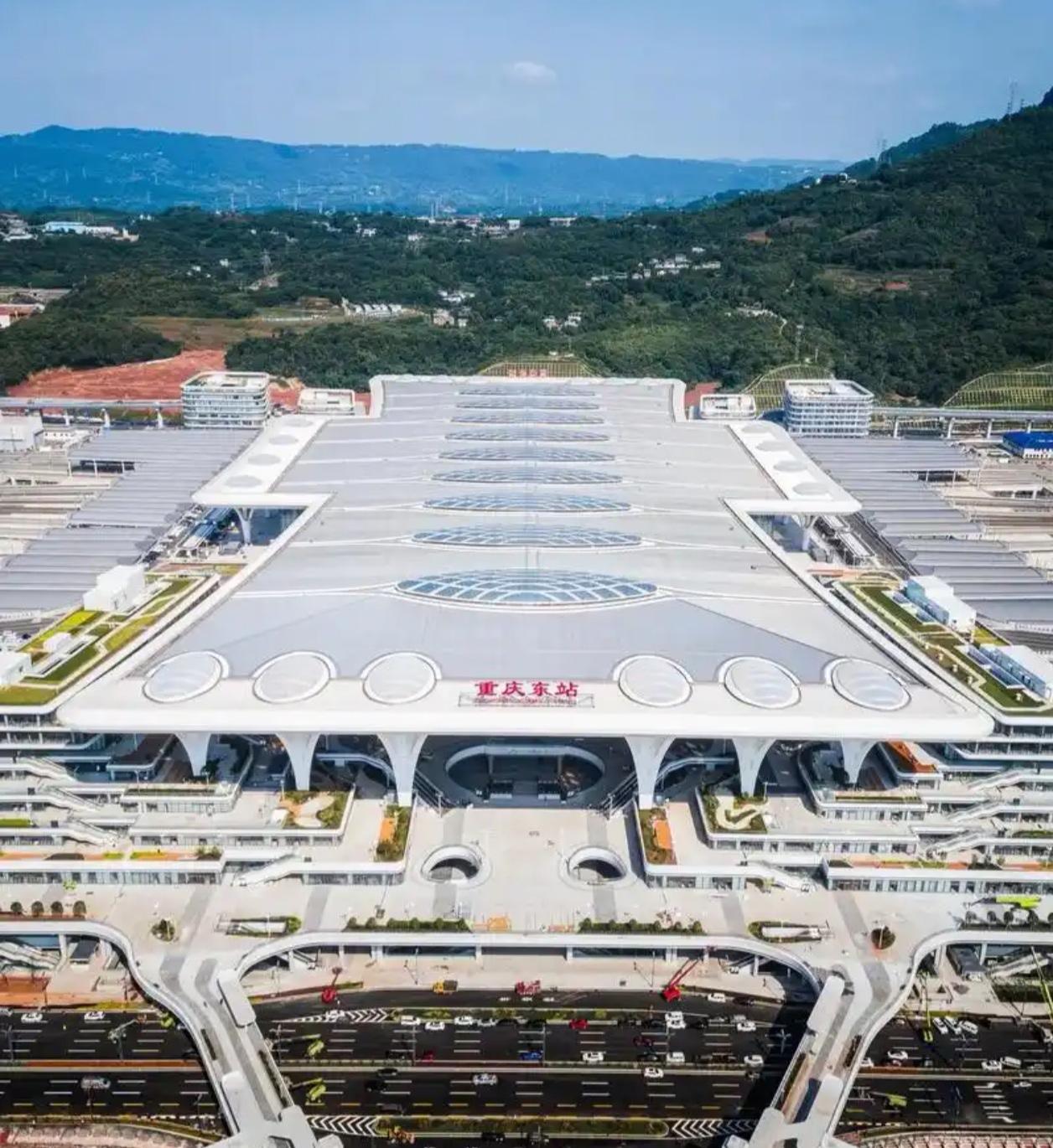 印媒惊叹世界最大火车站诞生！就在重庆这座山城38个月建成全球最大枢纽，中国速