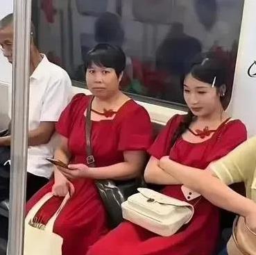 事实证明，年轻就是比年纪大的好看啊。[捂脸哭][捂脸哭]