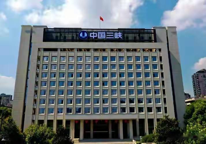 三峡集团去年利润破了400亿，一天就能净赚一个亿还多。可人家转头就自己掏了772