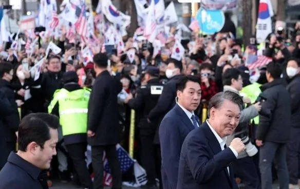 尹锡悦支持率涨了。根据韩国最新的民调显示，在面向1507名民众进行的调查中，