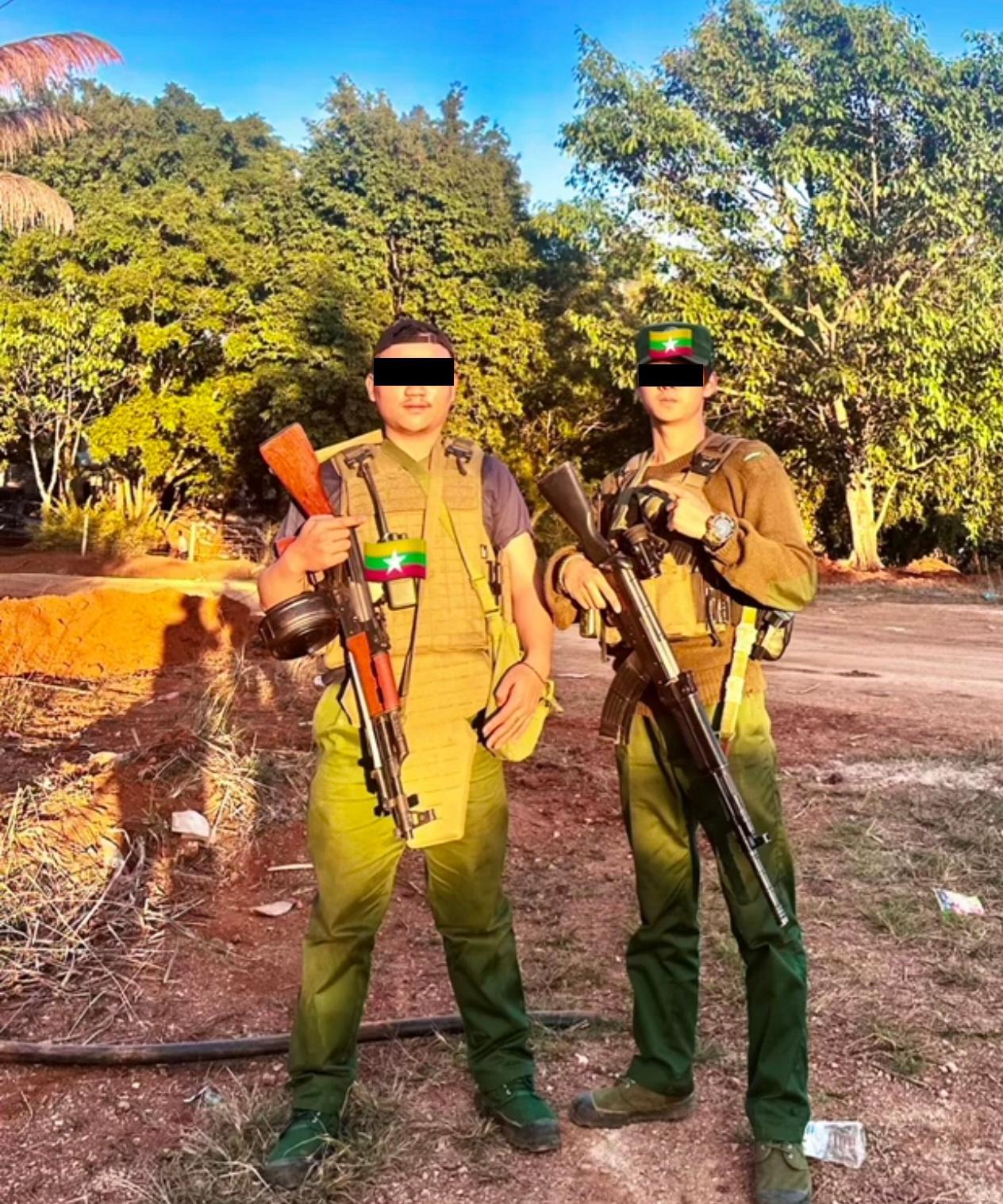 缅北民地武装士兵使用原版81式步枪2倍内红点瞄准镜，神秘的81式步枪瞄准镜，其研