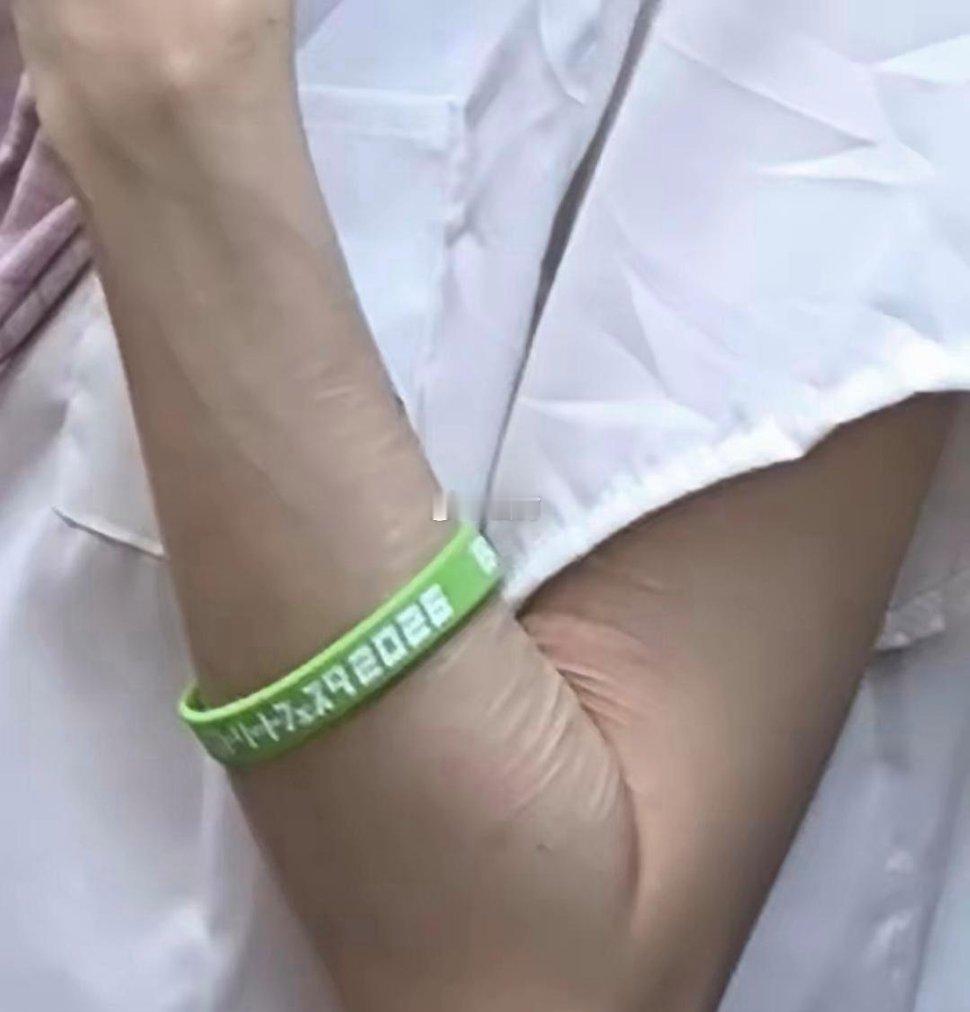 这个女生这么年轻，为什么手臂上这么多皱纹啊？
