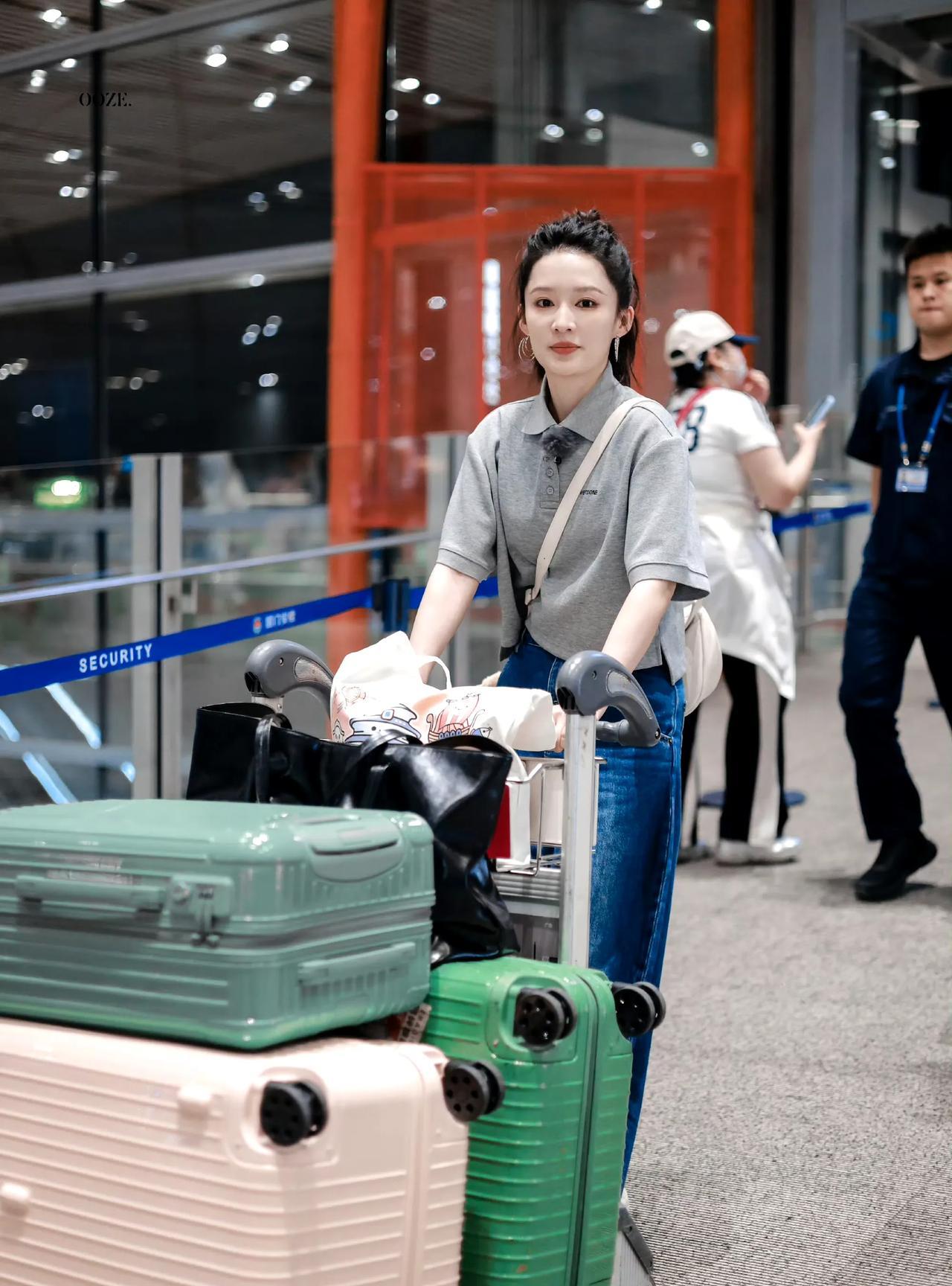 她如果混的无戏可拍，混成18线女星，那就太丢脸了！回来会被吐槽死了。因为她当初为
