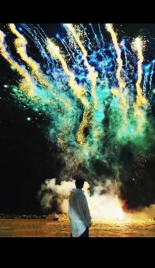 烟花绽放那刻，他对她说，此生不换。莎莎生日那天，悄然放出几张旧照：夜空下