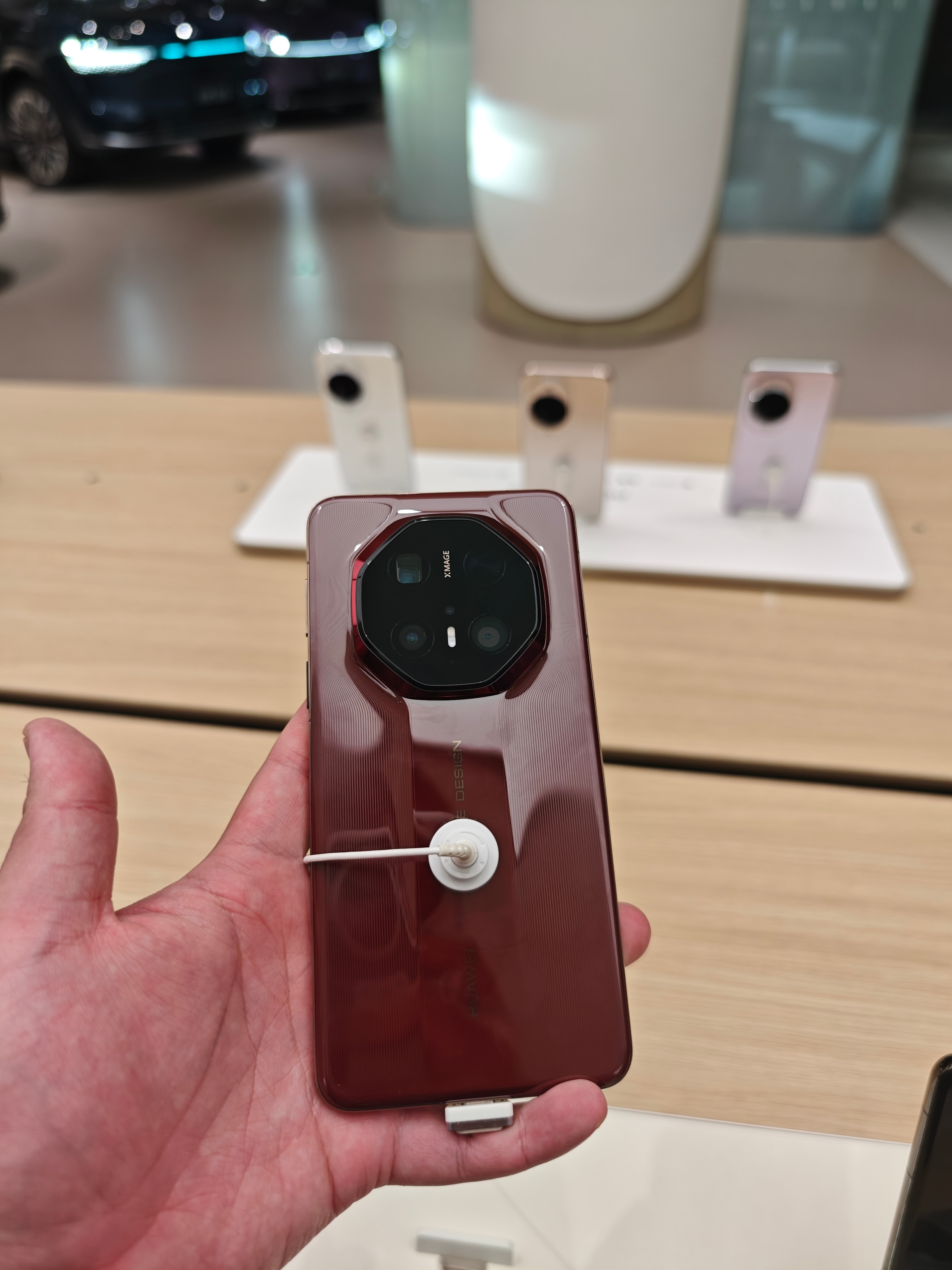 不知道是不是我的错觉[笑着哭]mate70rs的手感要比小米15ultra