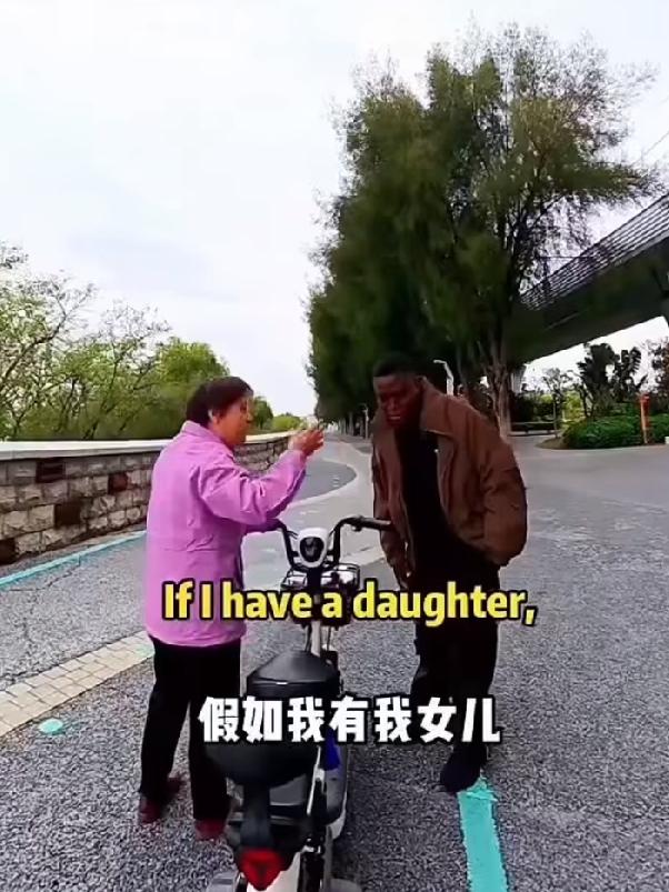住在深圳的一位小黑哥批评当地大妈思想有问题，还教育她“要改正”，只因大妈说不允许